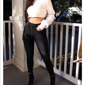 BLACK RIPPED JEANS!!!